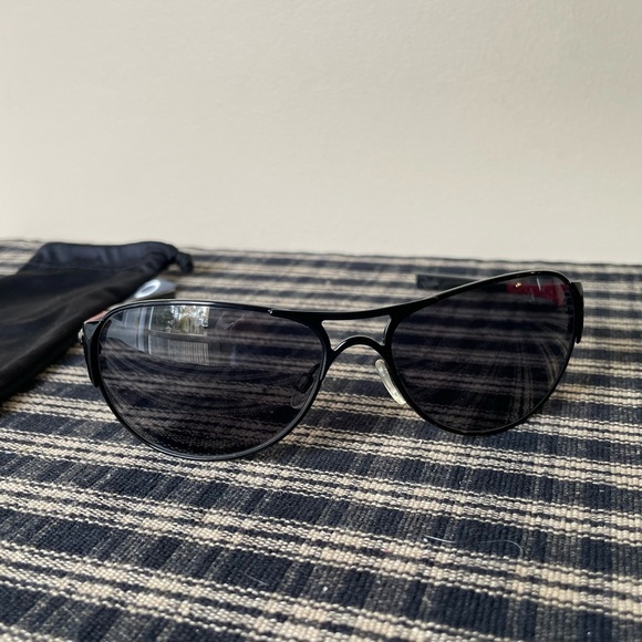 Oakley Restless Black and Red Sunglasses 60/15 Great Condition Bag Included #550 - Picture 3 of 9